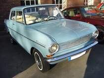 Opel Kadett A Limousine. 1962 - 1965. Für die Herstellung dieses Modells wurde extra das mittlerweile leider wieder geschlossene Opel Werk in Bochum errichtet. Der Kadett A war als zweitürige Limousine, zweitüriger CarAvan und als Coupe lieferbar. Motorisiert ist dieser Wagen mit einem 4-Zylinderreihenmotor mit 993 cm³ Hubraum. Die Leistung beträgt je nach Vergaserbestückung 40 PS oder 48 PS. Oldtimertreffen Industriemuseum Ennepetal am 01.11.2015.