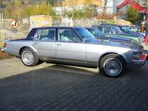 Cadillac Seville. 1975 - 1980. Mit diesem Modell gelang es der Cadillac-Division ein eigenständiges Midsizemodell auf dem amerikanischen Markt zu etablieren. Hier wurde das Sondermodell Cadillac Seville Elegante abgelichtet, das 1978 auf den Markt kam. Die Käufer konnten zwischen zwei V8-motoren wählen. Es gab je einen 5.7l Motor als Benziner- oder Dieselmodell. Oldtimertreffen Industriemuseum Ennepetal am 01.11.2015.