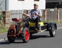 auch die  Kleinen  waren unterwegs beim Festzug anl. der 2015er Oldtimerausstellung in Pferdsdorf/Thüringen, 08/2015
