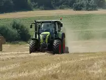 Claas Arion 550 mit einer Claas Variant 380 beim Rundballen Pressen am 28.07.14 bei Maintal