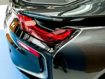 Die Rückläuchten des BMW i8, gesehen auf dem Auto Zürich am 30.10.2015.