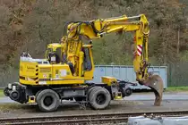 . Zweiwege Bagger Liebherr 900Litronic steht neben den Bahngleisen an einer Bahnbaustelle.  07.11.2015