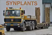 . Mercedes Benz 2635 mit Schwerlastauflieger aufgenommen an einer Baustelle am 07.11.2015.