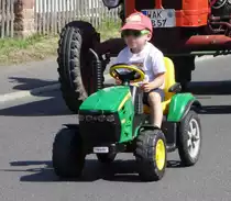 der Jüngste und Eifrigste John Deere-Fahrer beim Festzug anl. der 2015er Oldtimerausstellung in Pferdsdorf/Thüringen, 08/2015