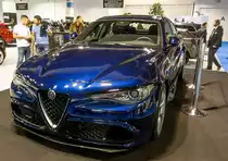 Alfa-Romeo Giulia in blau. Das Modell ist ab 2016 erháltlich, ein Exemplar wurde auf dem Auto Zürich November, 2015 ausgestellt