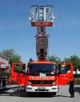 MB Atego als Drehleiterfahrzeug, ausgestellt am  Tag der offenen Tür  der Feuerwehr Langenselbold im August 2015