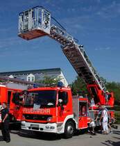 MB Atego als Drehleiterfahrzeug, ausgestellt am  Tag der offenen Tür  der Feuerwehr Langenselbold im August 2015