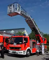 MB Atego als Drehleiterfahrzeug, ausgestellt am  Tag der offenen Tür  der Feuerwehr Langenselbold im August 2015