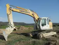 Liebherr R 924 Compact Litronic bei der Erschließung eines Neubaugebietes bei Schweich, 10.04.2009