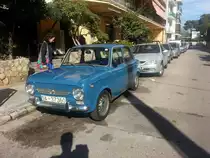 Seat 850 Especial 4 Puertas. 1969 - 1974. Basierend auf dem Fiat 850 hatte der italienische Karosseriebauer Lombardi bereits 1967 ein viertüriges Modell entwickelt. Fiat hatte jedoch kein Interesse, so verkaufte er seinen Entwurf an Seat. Das Especial-Modell ist etwas stärker motorisiert als der  normale  850 4 Puertas. Der im Heck verbaute, wassergekühlte
4-Zylinderreihenmotor leistet 47 PS aus 843 cm³ Hubraum. Can Pastilla/Mallorca am 11.11.2015.