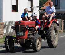  leichtsinniger gehts nimmer!  MF30 als Teilnehmer des Festzuges anl. der 2015er Oldtimerausstellung in Pferdsdorf/Thüringen, 08/2015