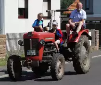  leichtsinniger gehts nimmer!  MF30 als Teilnehmer des Festzuges anl. der 2015er Oldtimerausstellung in Pferdsdorf/Thüringen, 08/2015