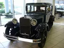 Mercedes Benz W11  Stuttgart  Limousine. 1929 - 1936. Der W11 basiert auf dem im Jahr 1928 vorgestellten W02  Stuttgart . Während der W02 mit einem 2.0l 6-Zylinderreihenmotor motorisiert ist, wird der W11 von einem 6-Zylinderreihenmotor mit 2581 cm³ und 50 PS angetrieben. Für eine solche viertürige Limousine mußte man im Jahr 1929 7880,00 Reichsmark bezahlen. Showroom Mercedes Lueg in Essen am 15.11.2015.