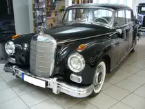 Mercedes Benz W189 300d. 1957 - 1962. Der 300d war die letzte Ausbaustufe des bereits 1951 vorgestellten W186 II Typ 300. Er wurde während seiner Produktionszeit mehrfach modernisiert. Der 6-Zylinderreihenmotor wird von einer Bosch-Einspritzpumpe mit Gemisch versorgt. Aus 2996 cm³ Hubraum leistet der Wagen 160 PS und macht ihn 170 km/h schnell. Showroom eines Essener Mercedes Benz Händlers am 15.11.2015.