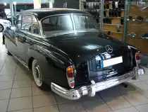 Heckansicht eines Mercedes Benz W189 300d. 1957 - 1962. In der Heckansicht kann man gut die neue, in Hardtopform gehaltene Dachlinie erkennen. Showroom eines Essener Mercedes Benz Händlers am 15.11.2015.
