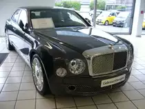 Bentley Mulsanne. Seit 2009. Der Mulsanne ist momentan die einzige viertürige Limousine in der Produktpalette der Firma aus Crewe. Der V8-Biturbomotor hat einen Hubraum von 6752 cm³ und leistet 512 PS. Showroom eines Essener Mercedes Benz Händlers am 15.11.2015.
