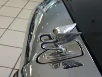 Das Flying  B  als Kühlerfigur auf der Haube eines Bentley Mulsanne. Essen am 15.11.2015.