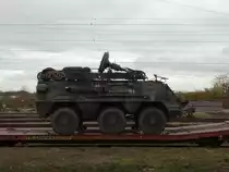 Bundeswehr Transportpanzer Fuchs am 14.11.15 in Mannheim Friedrichsfeld auf einen Militärzug vom Bahnsteig aus fotografiert