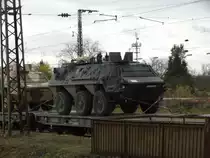 Bundeswehr Transportpanzer Fuchs am 14.11.15 in Mannheim Friedrichsfeld auf einen Militärzug vom Bahnsteig aus fotografiert