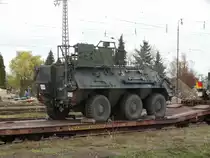 Bundeswehr Transportpanzer Fuchs am 14.11.15 in Mannheim Friedrichsfeld auf einen Militärzug vom Bahnsteig aus fotografiert