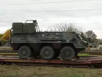 Bundeswehr Transportpanzer Fuchs am 14.11.15 in Mannheim Friedrichsfeld auf einen Militärzug vom Bahnsteig aus fotografiert
