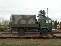 Bundeswehr MAN TGA am 14.11.15 in Mannheim Friedrichsfeld auf einen Militärzug vom Bahnsteig aus fotografiert