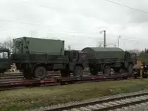 Bundeswehr MAN LKW am 14.11.15 in Mannheim Friedrichsfeld auf einen Militärzug vom Bahnsteig aus fotografiert