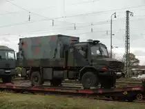 Bundeswehr Mercedes Benz Zetros am 14.11.15 in Mannheim Friedrichsfeld auf einen Militärzug vom Bahnsteig aus fotografiert