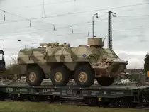 Bundeswehr Transportpanzer Fuchs am 14.11.15 in Mannheim Friedrichsfeld auf einen Militärzug vom Bahnsteig aus fotografiert