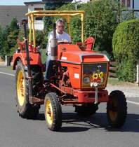 Renault 57, als Teilnehmer des Festzuges anl. der 2015er Oldtimerausstellung in Pferdsdorf/Thüringen, 08/2015 