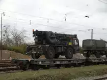 Bundeswehr Liebherr Autokran am 14.11.15 in Mannheim Friedrichsfeld auf einen Militärzug vom Bahnsteig aus fotografiert
