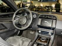 Interieur des Jaguar XE. Sitzprobe auf dem Auto Zürich, November 2015. 