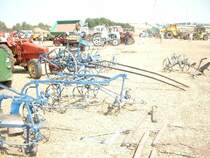 verschiedene Bodenbearbeitngsger�te f�r Pferdezug beim Rotteldorfer Schleppertreffen 2003