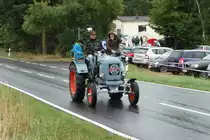Eicherbesitzer tritt die Heimreise an, gesehen beim Oldtimertag in Seitzenhahn im August 2015