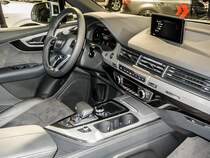 Interieur des 2016-er Audi A4, gesehen auf dem Auto Zürich, November 2015.