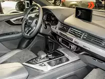 Interieur des 2016-er Audi A4, gesehen auf dem Auto Zürich, November 2015.
