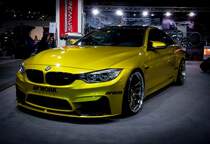 Anspruchsvoll getunter BMW M4 (3er Coupé)  Work Wheels , gesehen auf dem Auto Zürich, November 2015.