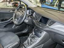 Interieur des 2016-er Opel Astra K, gesehen auf dem Auto Zürich, November 2015.