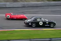 Rennszene, Überhohlvorgang Nr.40 JAGUAR XK150S FHC, Bj.1959, 3781ccm, Fahrer: SMT6 KEITH-LUCAS Chris (GB), Nr.69 LOTUS XI Series 1, Bj. 1956, 1490ccm, Fahrer: KRIKNOFF Serge (CH). Bei der Woodcote Trophy & Stirling Moss Trophy [Motor Racing Legends] SPA SIX HOURS 19.September 2015