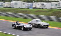 Rennszene, Überhohlvorgang Nr.11 COOPER T38,Bj.1955, 3442ccm, Fahrer:  WAKEMAN Frederic (GB)& BLAKENEY-EDWARDS Patrick (GB)gegen Nr.14 MERCEDES 300SL Coupe, Bj.1955 3000ccm PLESSDORF Christian (D). Bei der Woodcote Trophy & Stirling Moss Trophy [Motor Racing Legends] SPA SIX HOURS 19.September 2015. Ob die Streckenposten in den Wohnwagen etwas Ruhe finden?