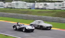 Rennszene, Überhohlvorgang Nr.11 COOPER T38,Bj.1955, 3442ccm, Fahrer:  WAKEMAN Frederic (GB)& BLAKENEY-EDWARDS Patrick (GB)gegen Nr.14 MERCEDES 300SL Coupe, Bj.1955 3000ccm PLESSDORF Christian (D). Bei der Woodcote Trophy & Stirling Moss Trophy [Motor Racing Legends] SPA SIX HOURS 19.September 2015. Ob die Streckenposten in den Wohnwagen etwas Ruhe finden?