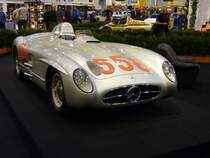 Mercedes Benz W196 S 300 SLR aus dem Jahr 1955. Mit diesem Wagen belegte der legendäre Juan Manuel Fangio 1955 den zweiten Platz bei der Mille Miglia. 
Der 8-Zylinderreihenmotor mit 2982 cm³ Hubraum leistet 300 PS und verhilft dem Wagen zu einer Höchstgeschwindigkeit von 286 km/h. Essen Motorshow am 01.12.2015.