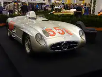 Mercedes Benz W196 S 300 SLR aus dem Jahr 1955. Mit diesem Wagen belegte der legendäre Juan Manuel Fangio 1955 den zweiten Platz bei der Mille Miglia. 
Der 8-Zylinderreihenmotor mit 2982 cm³ Hubraum leistet 300 PS und verhilft dem Wagen zu einer Höchstgeschwindigkeit von 286 km/h. Essen Motorshow am 01.12.2015.