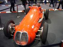 Maserati 4CLT von 1950. Als 1950 der erste Formel 1 WM-Lauf gestartet wurde, standen von diesem Modell sechs Wagen am Start. Maserati verkaufte diesen Rennwagen an wohlhabende Privatfahrer wie z.B Prinz Bira von Thailand. Der 4-Zylinderreihenmotor, der zusätzlich durch einen Kompressor beatmet wird, leistet 270 PS aus 1495 cm³ Hubraum. Essen Motorshow am 01.12.2015.