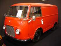 Ford Taunus Transit. Dieses Transportermodell wurde bereits 1953 als Ford FK 1000 vorgestellt. Das FK stand für F ord K öln. Ab 1961 wurde das Modell in Taunus Transit umbenannt. Es gab den Transporter mit Nutzlasten von 0.8, 1.0 und 1.25 Tonnen. Der abgelichtete Kastenwagen stammt von 1963. Der 4-Zylinderreihenmotor leistet 55 PS aus
1498 cm³ Hubraum. Essen Motor Show am 01.12.2015.