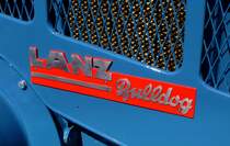LANZ Bulldog, Schriftzug an den Seiten der Motorhaube bei einem Oldtimer-Traktor von 1958, Dez.2015