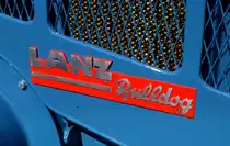 LANZ Bulldog, Schriftzug an den Seiten der Motorhaube bei einem Oldtimer-Traktor von 1958, Dez.2015