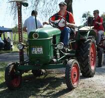 Deutz rollt zu seinem Ausstellungsplatz, gesehen beim Deutz-Club Allmus im August 2015