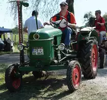 Deutz rollt zu seinem Ausstellungsplatz, gesehen beim Deutz-Club Allmus im August 2015