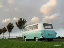 Barkas B1000 KB in zweifarbiger Lackierung mit Schiffchenrückleuchten der ersten Generation. Aufnahme vom 20.10.2014